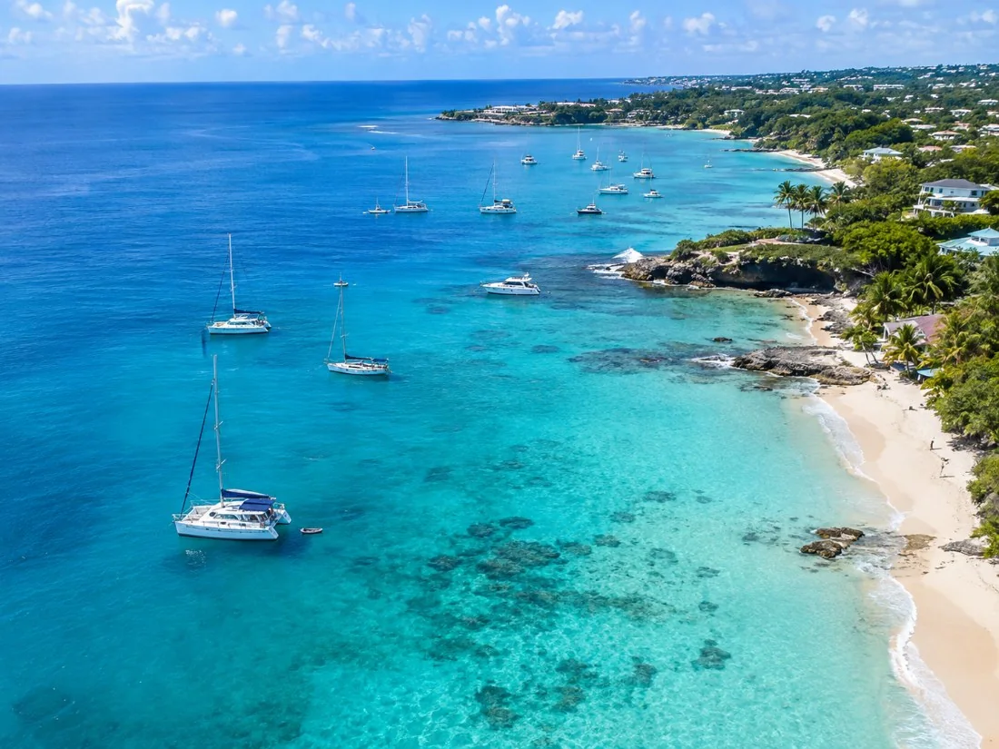 Luftaufnahme der ruhigen Westküste von Barbados mit Booten vor Anker über türkisblauem Wasser